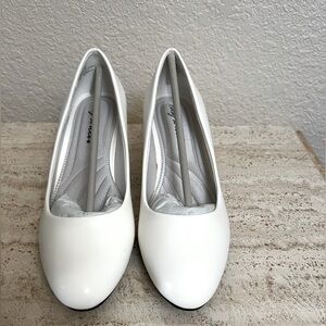 B8 Easy Street Classic White Women’s Heels Size 6.5 WW.  1“ Heel